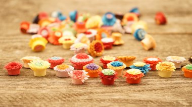 Teknik bir ahşap yüzeyde quilling ile yapılan küçük, renkli kağıt çiçekler