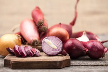 Soğan bir ahşap yüzeyde farklı türleri