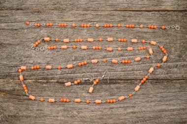 Gümüş renkli değerli taşlar bir ahşap yüzey üzerinde mücevherlerle