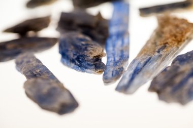 Kianit, detayları ile doğal yarı değerli taşlar