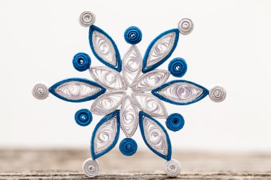 Teknik - makro Ayrıntılar quilling ile yapılan kağıt kar taneleri