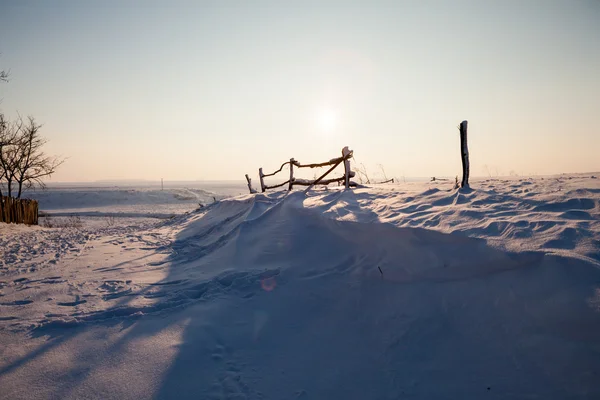 Winterlandschap met houten hek — Stockfoto