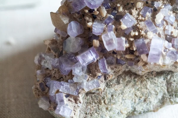 Kristal yang indah, mineral dan batu warna dan tekstur. Gambar memiliki tekstur butir yang terlihat pada ukuran maksimum — Stok Foto