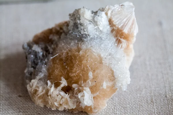 Güzel kristaller, mineraller ve taşlar - renkler ve dokular. Görüntü tahıl doku görünür üzerinde en fazla boyutu vardır. — Stok fotoğraf
