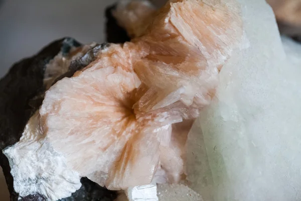 Kristal yang indah, mineral dan batu warna dan tekstur. Gambar memiliki tekstur butir yang terlihat pada ukuran maksimum — Stok Foto