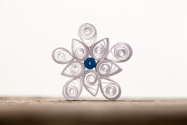 Flocos de neve de papel feitos com técnica de quilling - macro detalhes — Fotografia de Stock