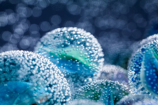 Composition sous-marine abstraite avec boules de verre colorées, bulles et lumière — Photo