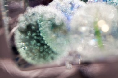 Renkli cam topları, kabarcıklar ve ışık soyut sualtı kompozisyonu