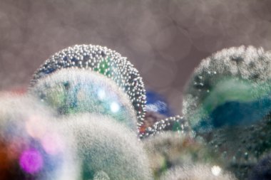 Renkli cam topları, kabarcıklar ve ışık soyut sualtı kompozisyonu