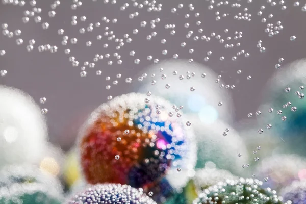 Composition sous-marine abstraite avec boules de verre colorées, bulles et lumière — Photo