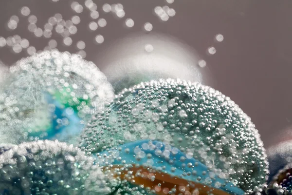 Composition sous-marine abstraite avec boules de verre colorées, bulles et lumière — Photo