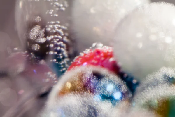 Composición submarina abstracta con bolas de vidrio de colores, burbujas y luz —  Fotos de Stock
