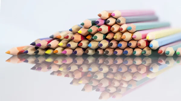 Grupul de creioane colorate ascuțite cu fundal alb și reflexii — Fotografie, imagine de stoc