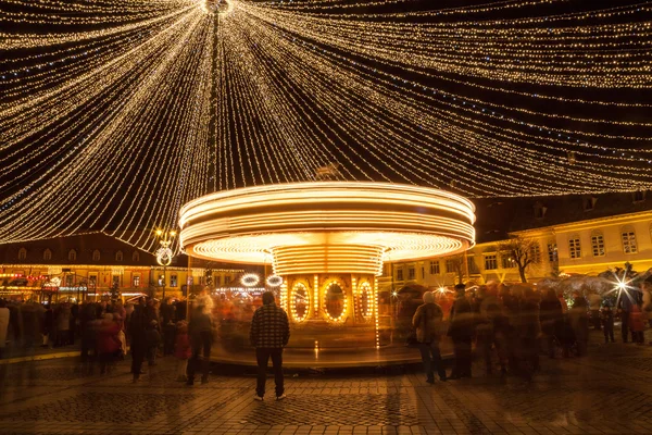 24 декабря 2014 SIBIU, Румыния. Рождественские огни, рождественская ярмарка, настроение и прогулки — стоковое фото