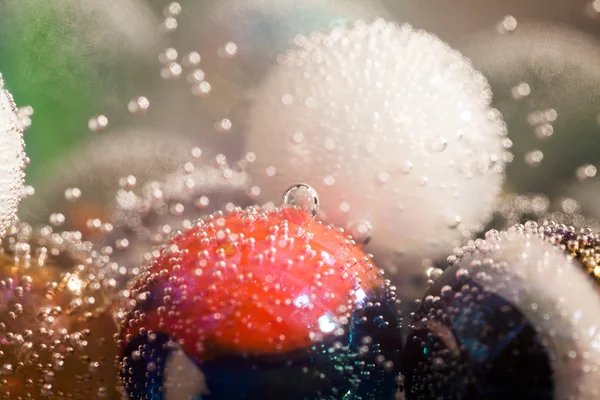 Abstraktní podvodní složení s barevné skleněné koule, bubliny a světla — Stock fotografie