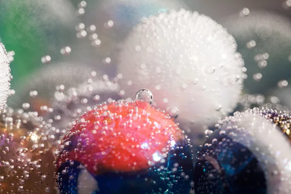 カラフルなガラス球、泡と光で抽象的な水中の構成 — ストック写真
