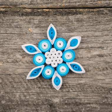 Teknik bir ahşap yüzeyde quilling ile yapılan kağıt kar taneleri