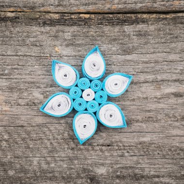 Teknik bir ahşap yüzeyde quilling ile yapılan kağıt kar taneleri
