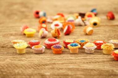 Teknik bir ahşap yüzeyde quilling ile yapılan küçük, renkli kağıt çiçekler