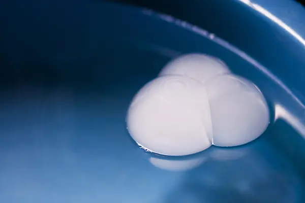 Disparo abstracto con grandes burbujas de jabón en una superficie de agua con humo en el interior —  Fotos de Stock