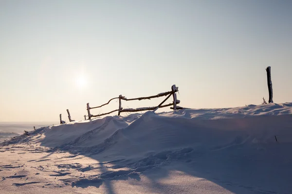 Paysage d'hiver avec clôture en bois — Photo