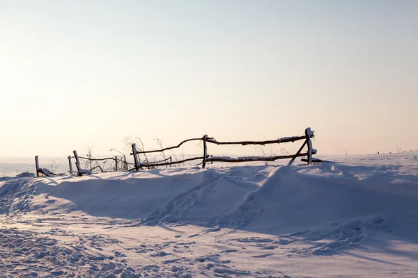 Winterlandschap met houten hek — Stockfoto