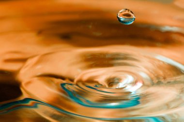 Su ve su damlaları ile renkli, soyut bileşim 