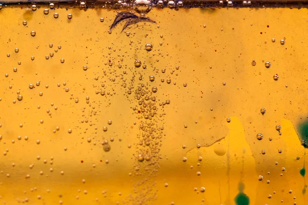 Composición abstracta con mezcla de aceite, agua y tinta colorida con burbujas —  Fotos de Stock