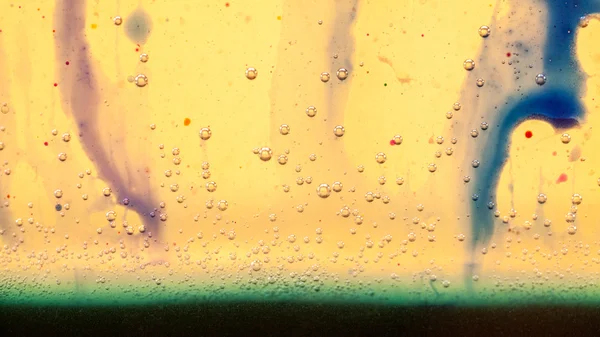 Abstracte compositie met mix van olie, water en kleurrijke inkt met bubbels — Stockfoto