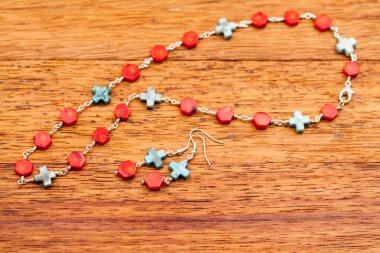 Renkli değerli taşlar ile gümüş mücevher 