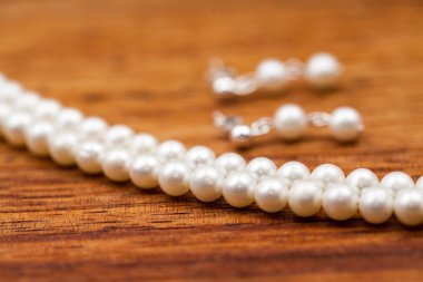 Renkli değerli taşlar ve inci gümüş mücevher