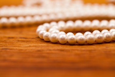 Renkli değerli taşlar ve inci gümüş mücevher