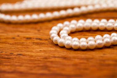 Renkli değerli taşlar ve inci gümüş mücevher