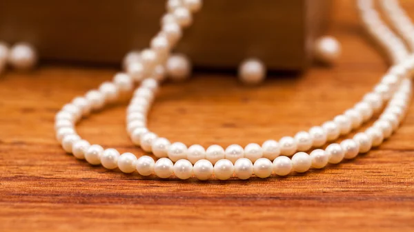 Perlas sobre una superficie de madera — Foto de Stock