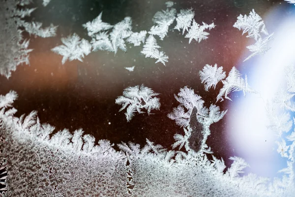 Flores de hielo sobre vidrio - textura y fondo. Alta resolución y detalles nítidos y hermosos —  Fotos de Stock