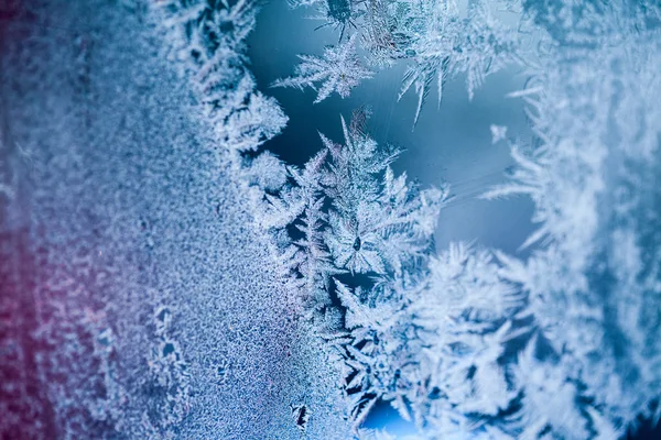 Flores de hielo sobre vidrio - textura y fondo. Alta resolución y detalles nítidos y hermosos —  Fotos de Stock