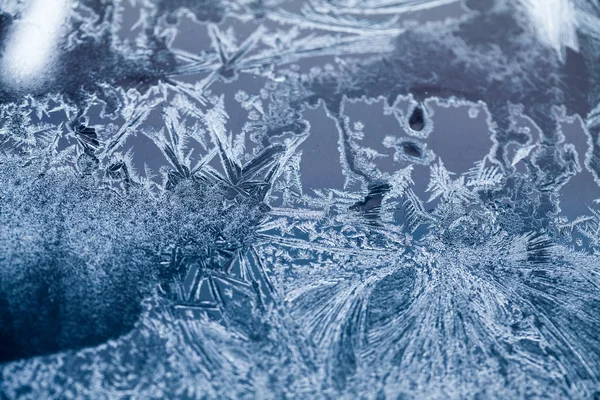 Flores de hielo sobre vidrio - textura y fondo. Alta resolución y detalles nítidos y hermosos —  Fotos de Stock