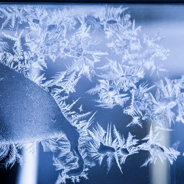 Fiori di ghiaccio su vetro - struttura e sfondo. Alta risoluzione e dettagli taglienti e belli — Foto Stock