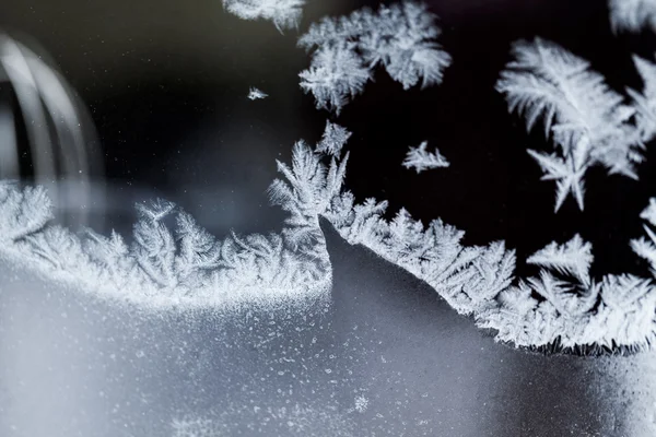 氷のテクスチャと背景 - ガラスの花。高解像度、シャープ、美しい詳細 — ストック写真