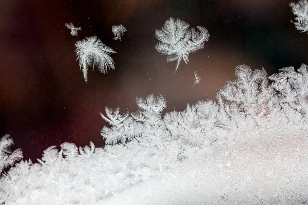 Fiori di ghiaccio su vetro - struttura e sfondo. Alta risoluzione e dettagli taglienti e belli — Foto Stock