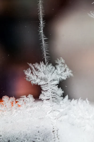Flores de hielo sobre vidrio - textura y fondo. Alta resolución y detalles nítidos y hermosos —  Fotos de Stock