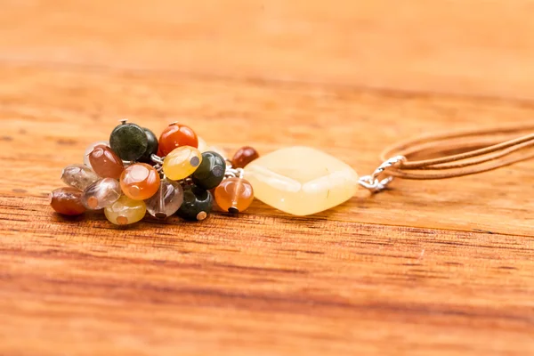 Bijoux en argent avec pierres précieuses colorées et perles — Photo