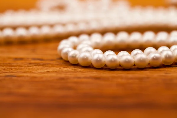 Joyas de plata con piedras preciosas de colores y perlas — Foto de Stock