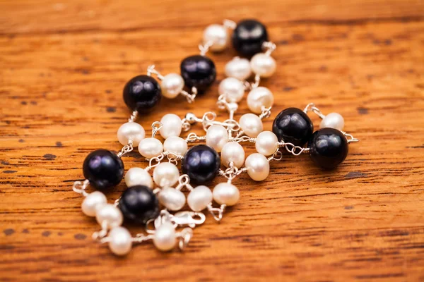 Joyas de plata con piedras preciosas de colores y perlas — Foto de Stock