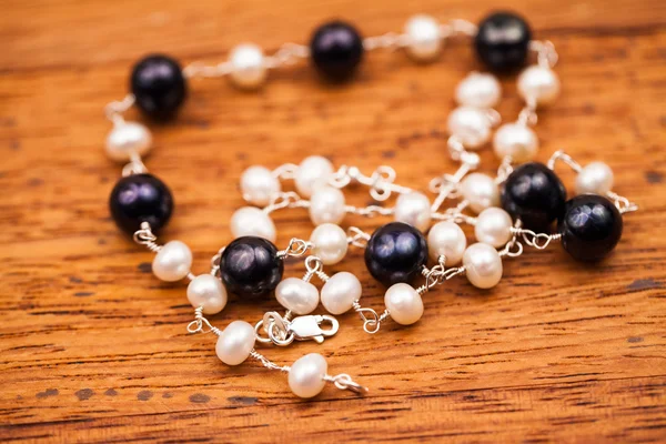 Stříbrné šperky s barevnými drahými kameny a perlami — Stock fotografie