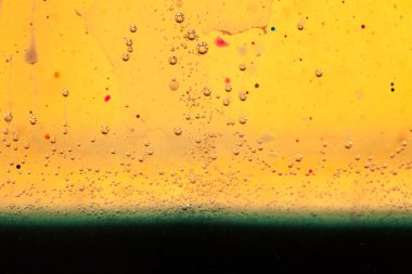 Yağ, su ve kabarcıkları ile renkli mürekkep karışımı ile soyut kompozisyon