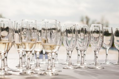 Şampanya ile şampanya bardağı