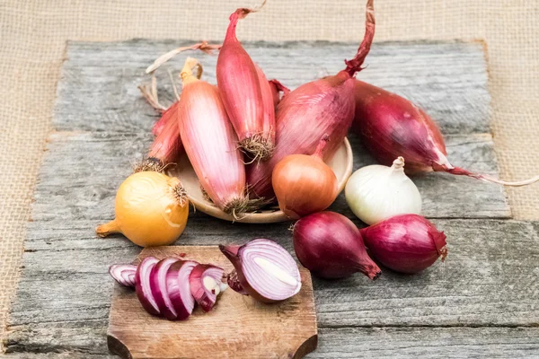 Fresh onions with wood texture — Stock Photo, Image