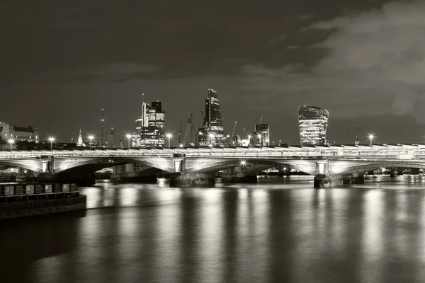 Londen nachten vanaf de pieren met uitzicht op de Canary Wharf. Zwart-wit fotografie — Stockfoto