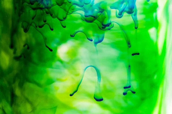 Abstrakt sammensætning med blæk og små bobler. Smuk baggrund, tekstur og farver - Stock-foto